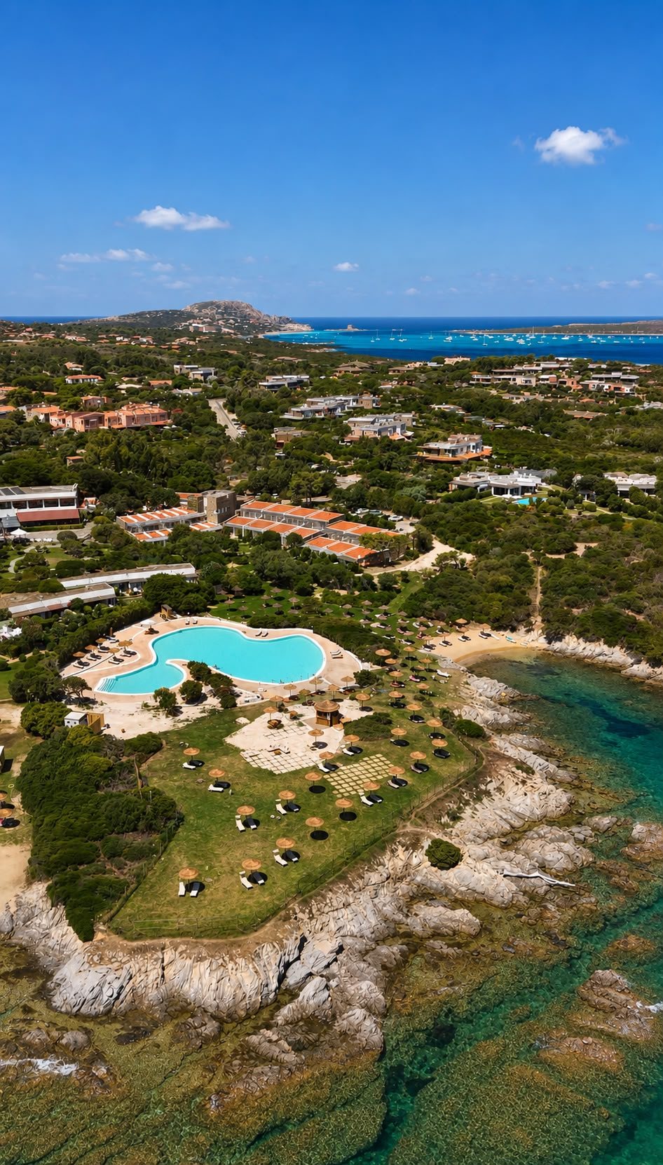 La piscina e il resort visti dall'alto