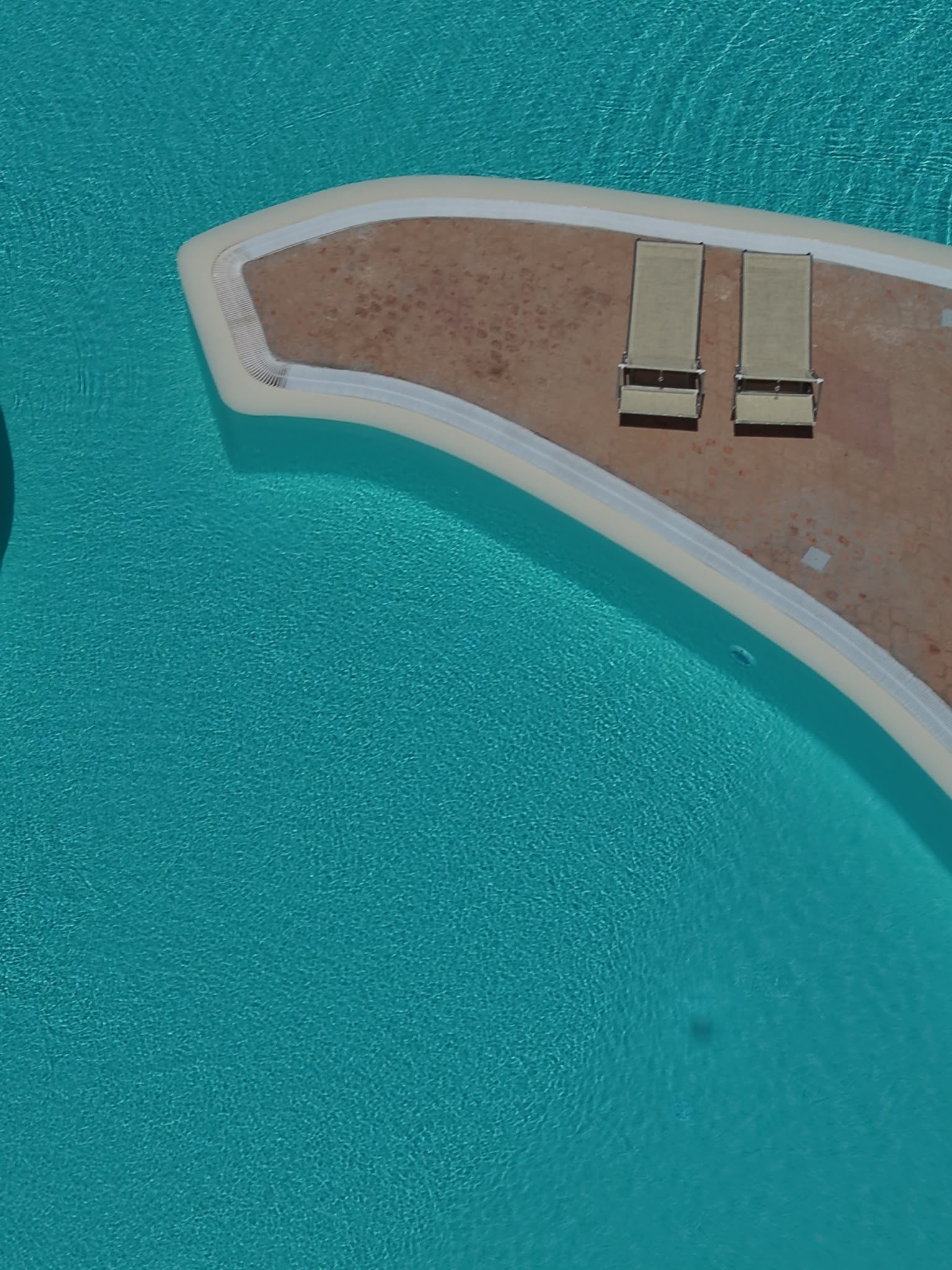 Lettini lungo il bordo della piscina