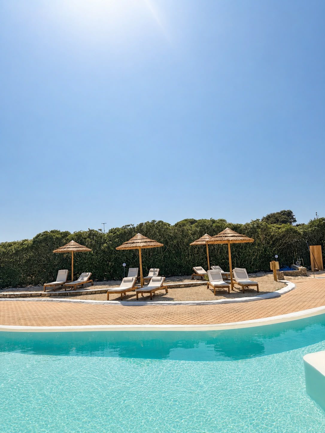 Lettini e ombrelloni a bordo piscina